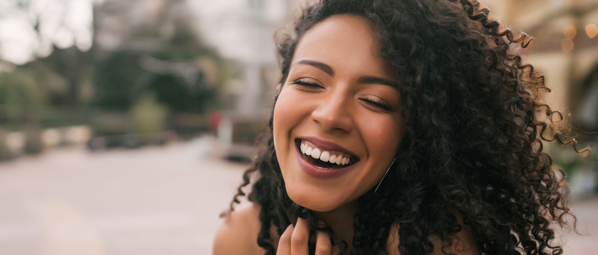 Mulher sorrindo ao ar livre